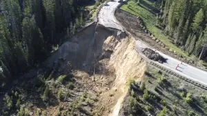 Une route disparaît après un glissement de terrain