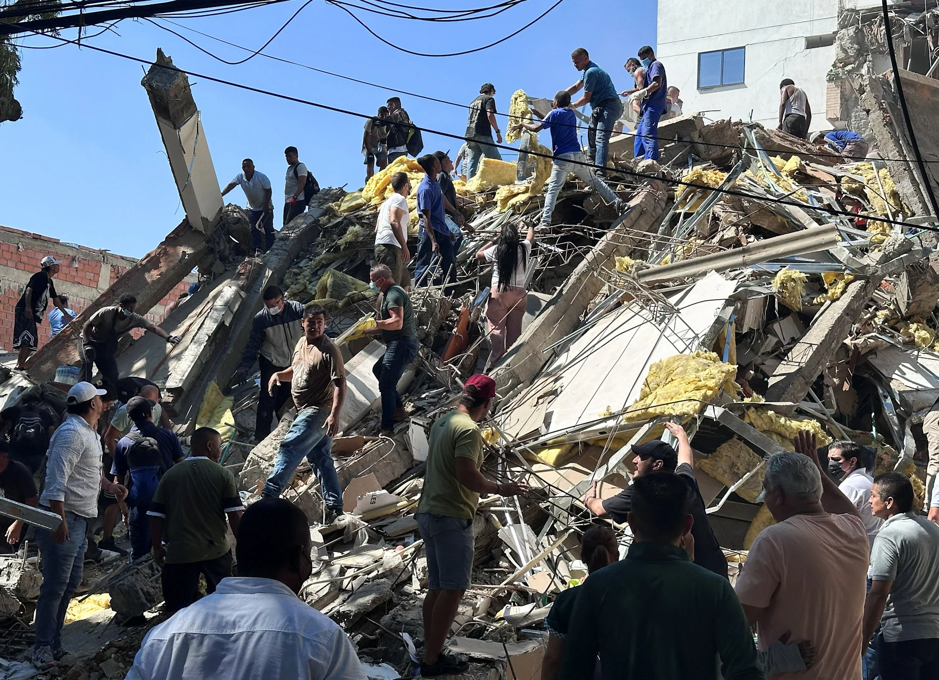 Reuters: Residents dig through the debris of a collapsed building after an earthquake, in Cali, Colombia August 10, 2026. REUTERS/Juan Pablo Arbelaez