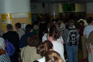 Toronto union station during the 2003 blackout. (Jason Pang/Wikipedia. CC BY-SA 2.5)