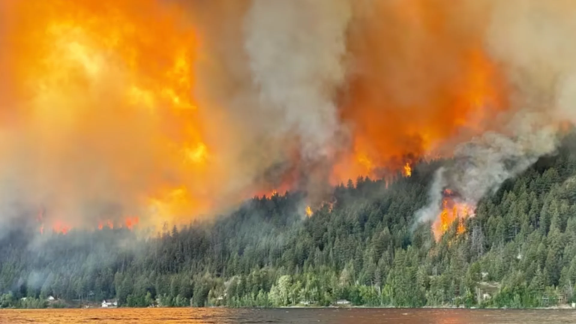 'Heartbreaking' B.C. wildfire north of Whistler, at least 5 buildings destroyed