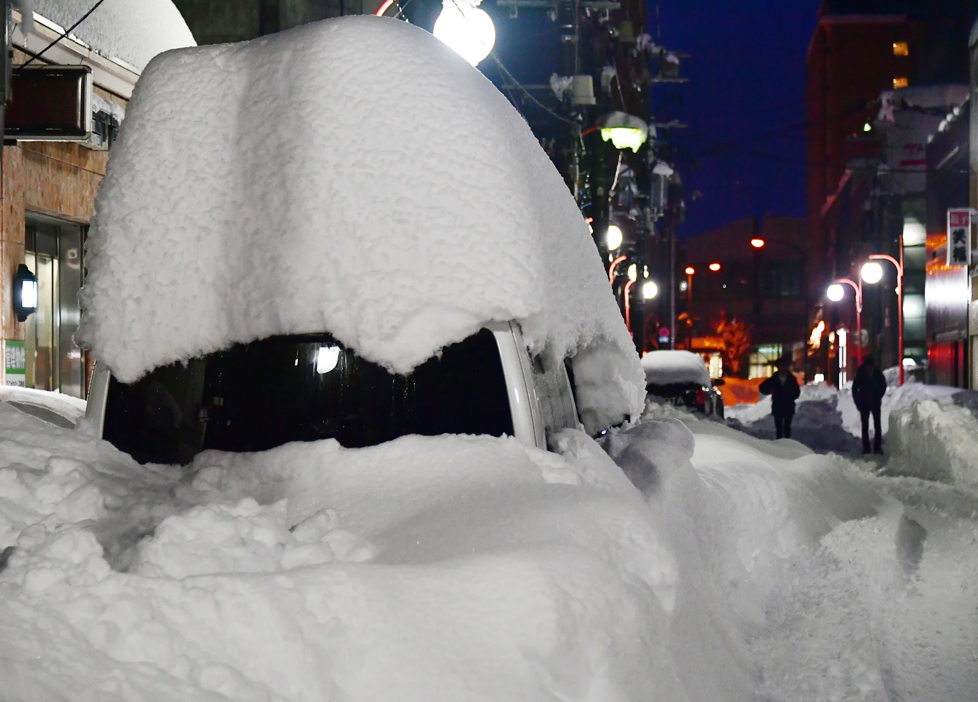 Hundreds of schools close as record-breaking 124 cm of snow hits northern Japan