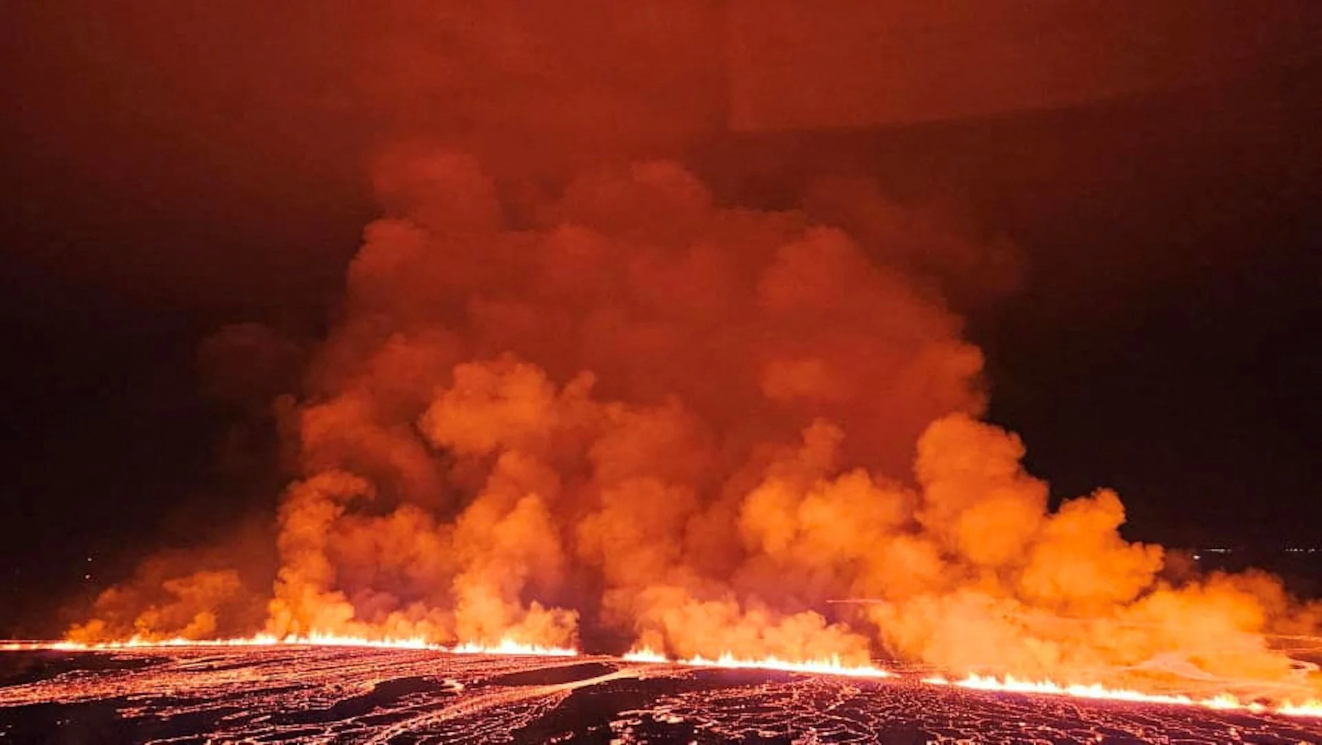 Iceland volcano still pouring out fountains of lava