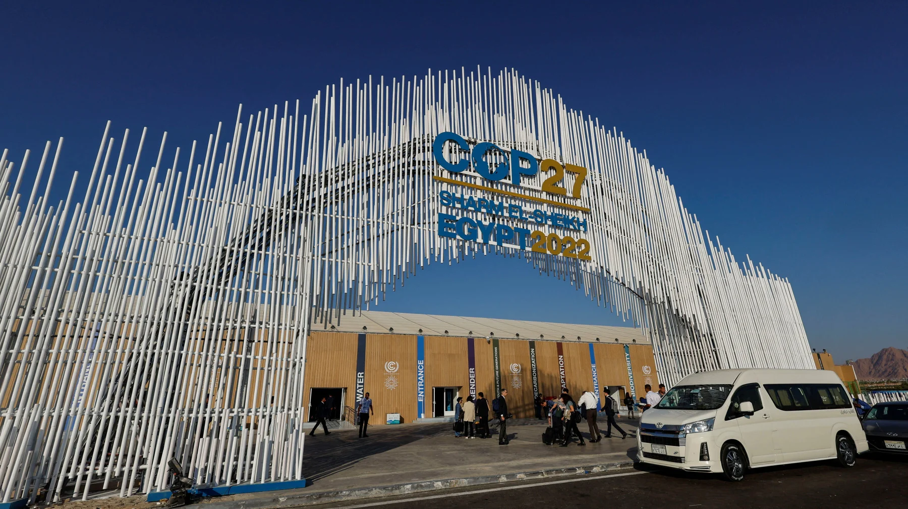 Participants walk outside of the Sharm El Sheikh International Convention Centre before the COP27 climate summit opening in Sharm el-Sheikh, Egypt November 7, 2022. (REUTERS/Mohammed Salem)