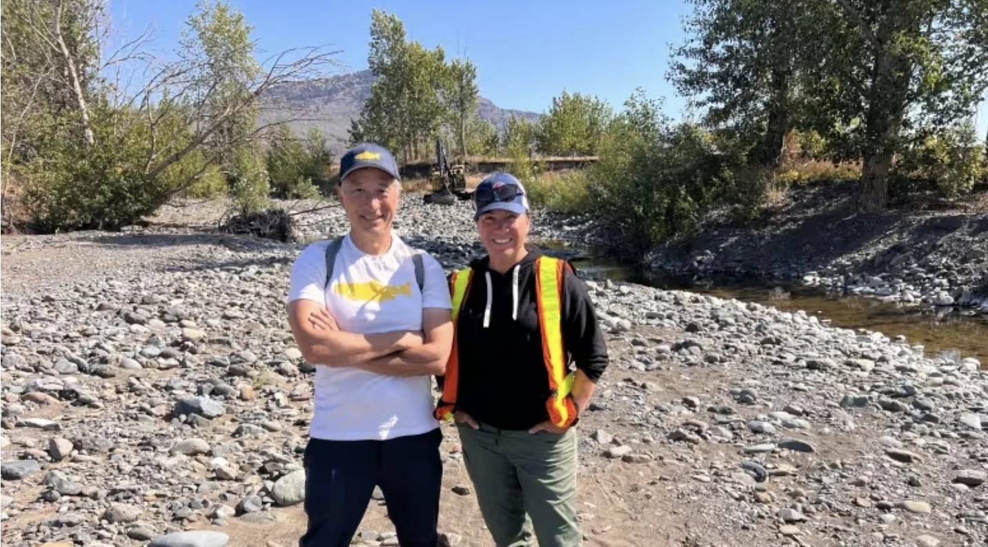 CBC: Jason Hwang with the Pacific Salmon Foundation and Sarah Ostoforoff from Fisheries and Oceans Canada are working together to help get salmon in the Kamloops area to their spawning grounds after drought dried up their creek corridor. (Doug Herbert/CBC News)