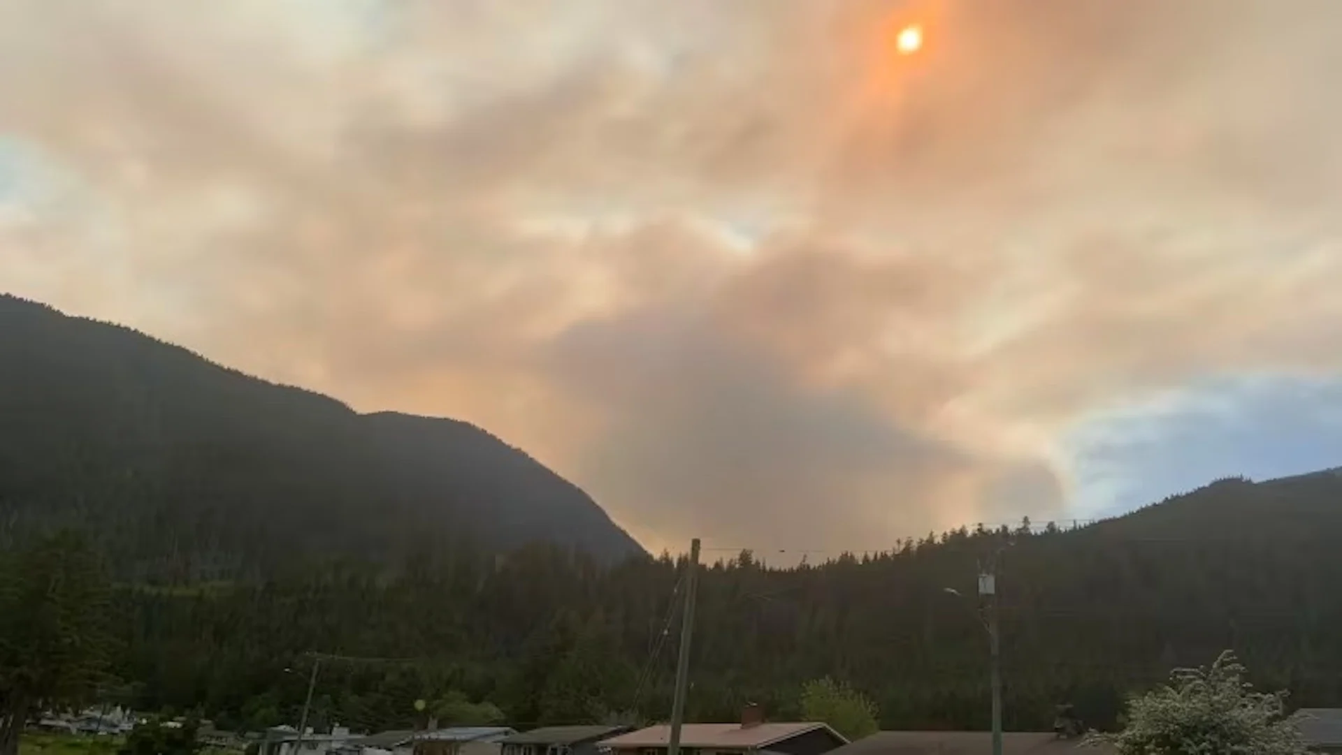 Wind, dry heat fuelling wildfires in B.C., little sign of relief in forecast