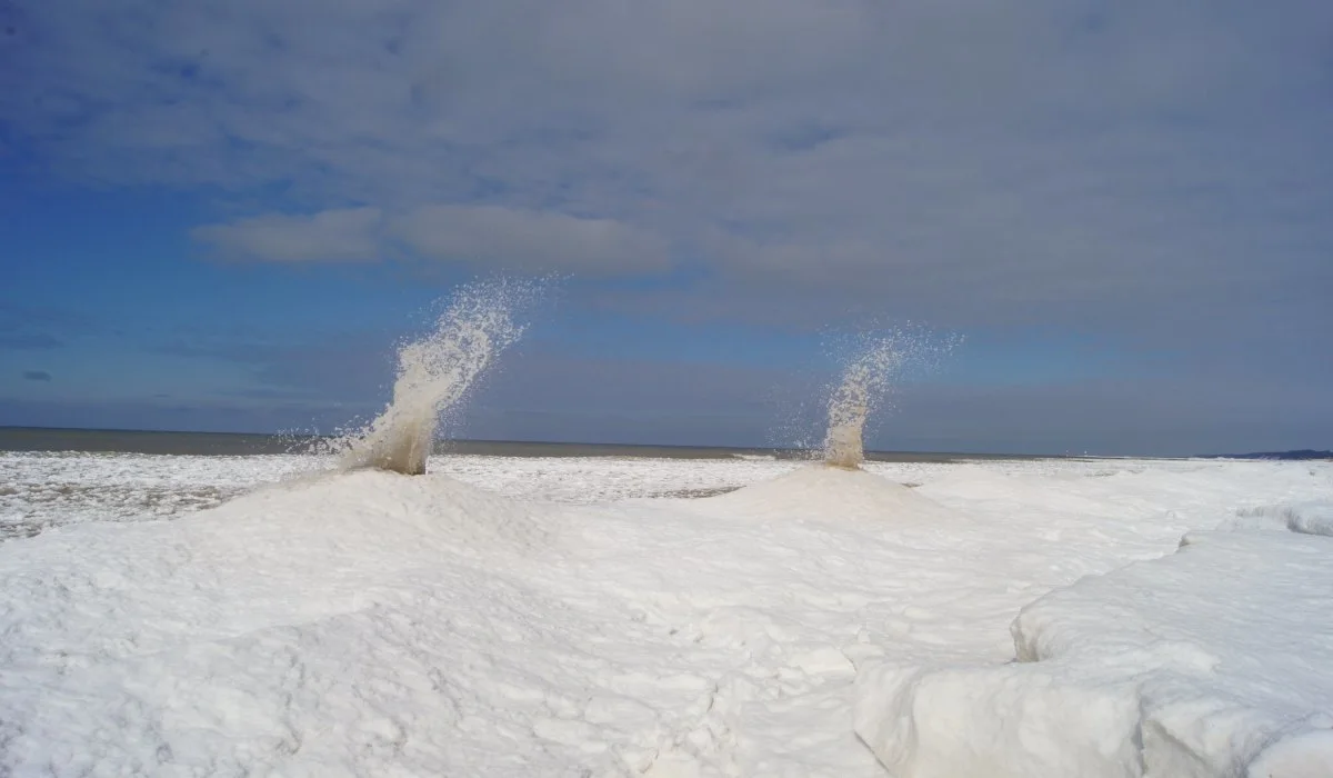 Comment se forment ces « volcans de glace » ?