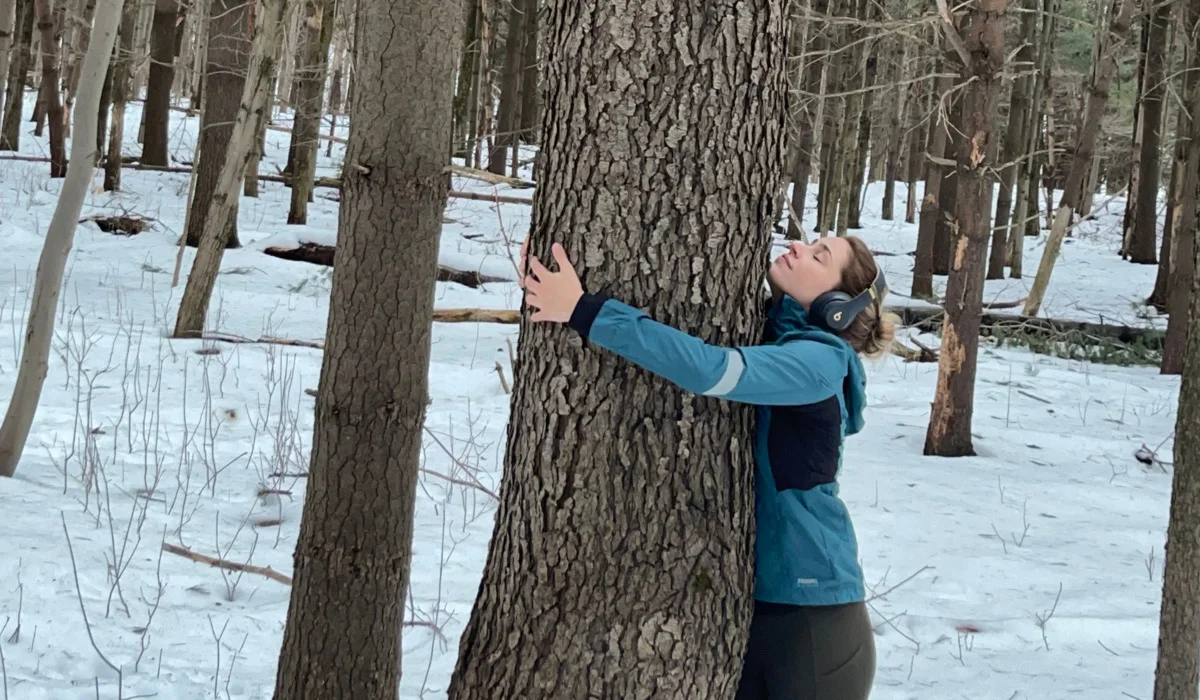 Donner un câlin à un arbre… vous devriez essayer, voici pourquoi!
