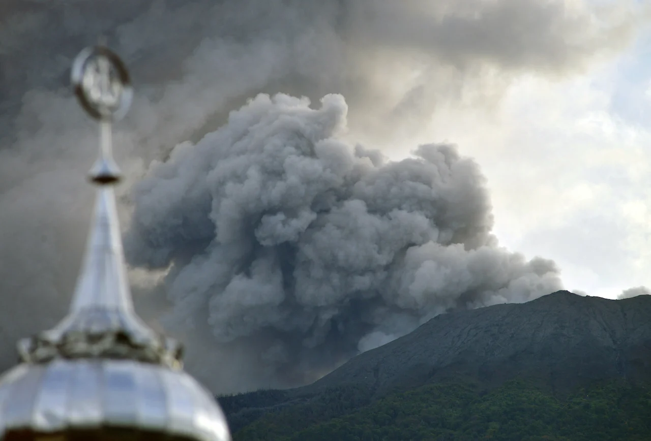 INDONESIA-VOLCANO/ Antara Foto. Antara Foto/Iggoy el Fitra/via REUTERS