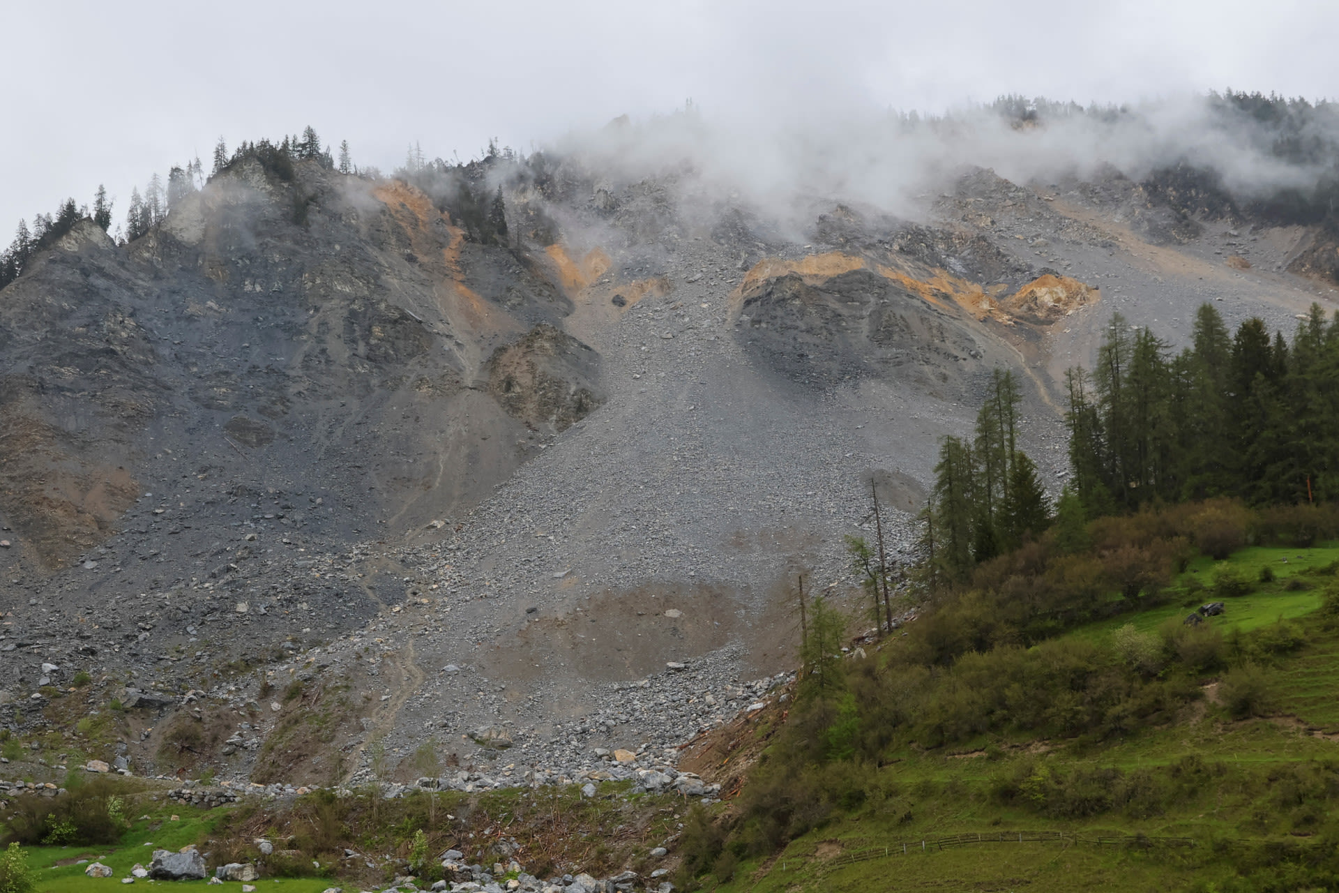 REUTERS: Una vista general muestra la zona de deslizamiento de rocas en el pueblo de Brienz, Suiza, el 11 de mayo de 2023.  REUTERS/Denis Balibouse