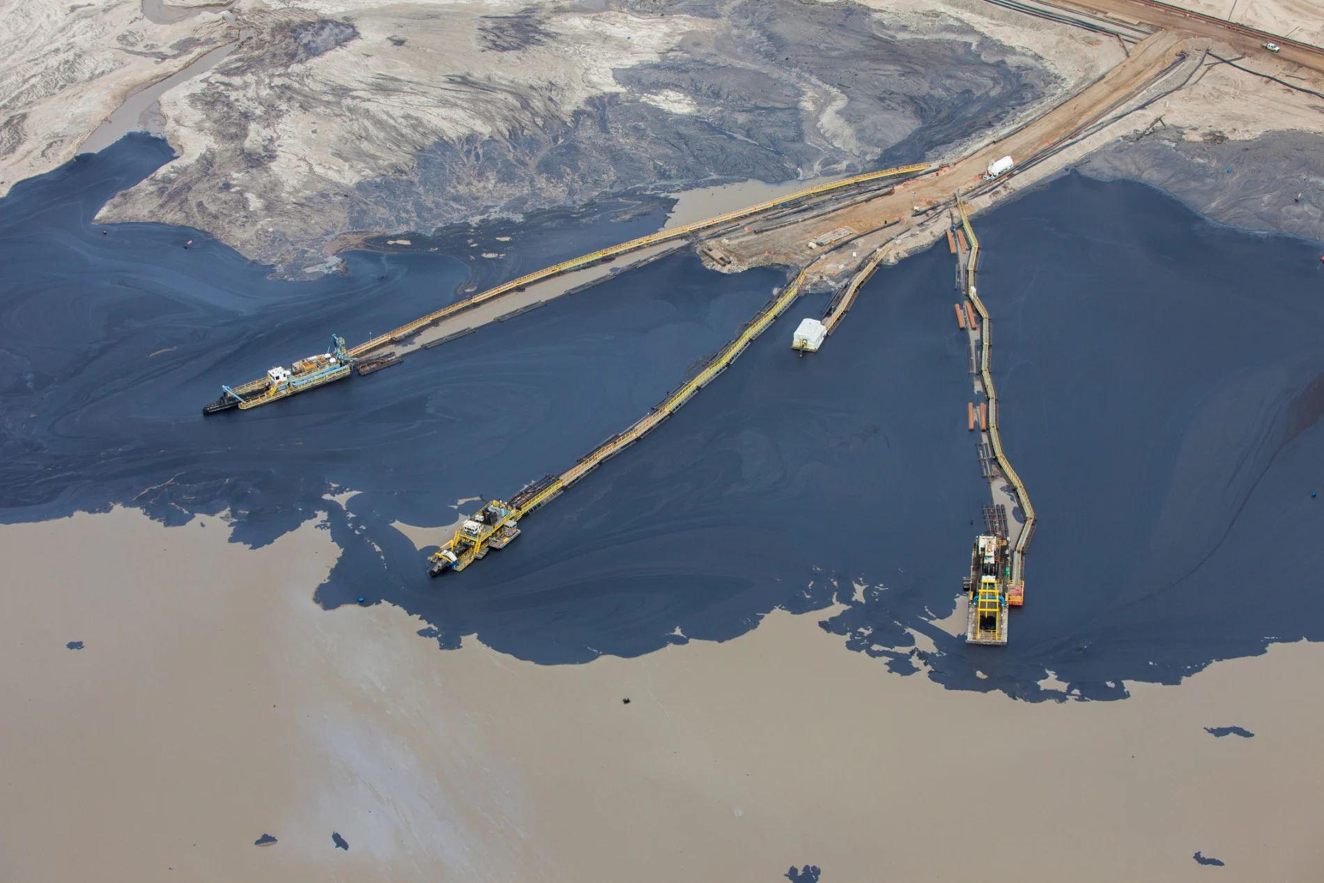 tailing pond in alberta oil sands (dan_prat/ E+/ Getty Images)