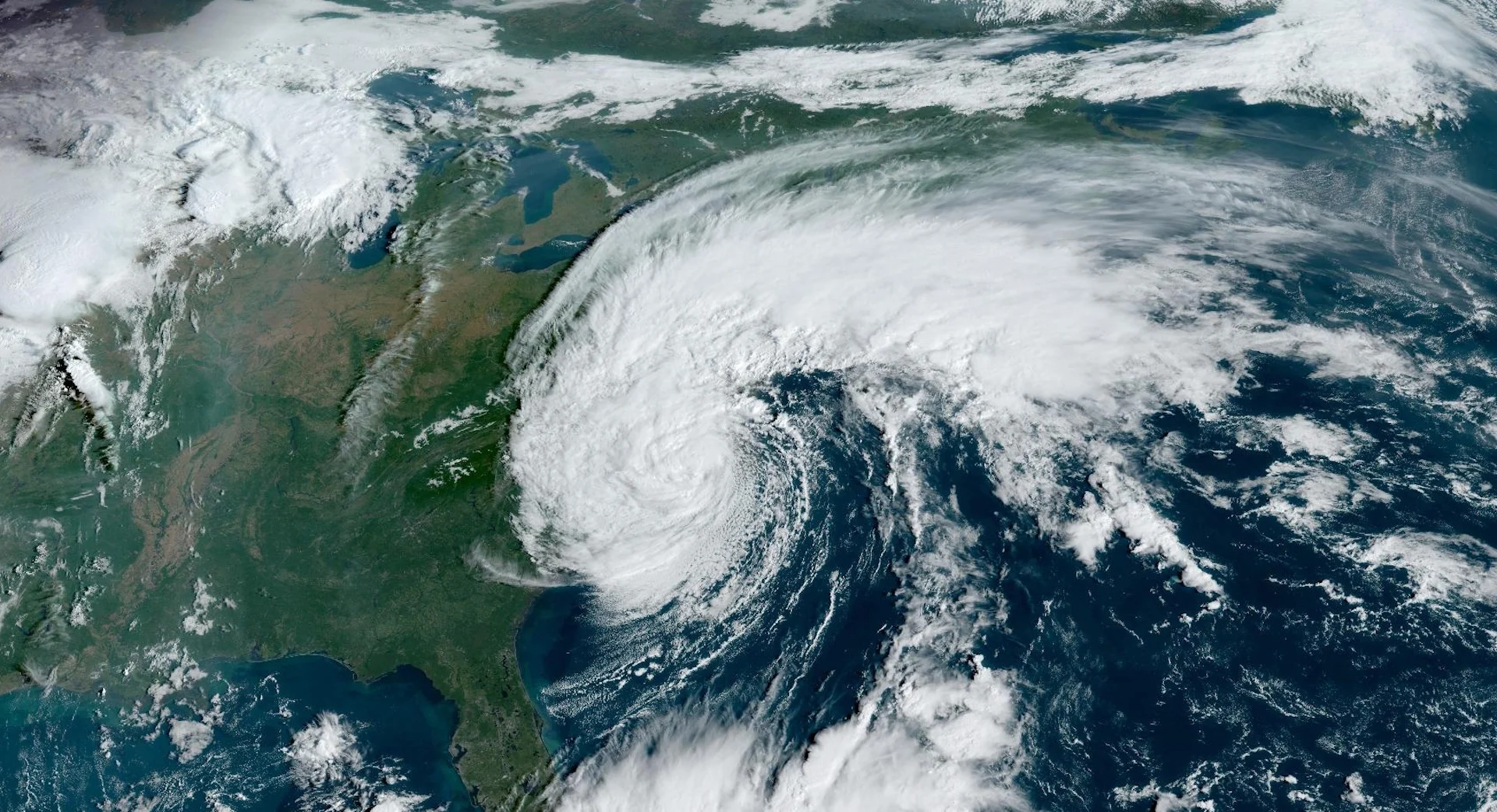 Ophelia lashes Mid-Atlantic with high winds, major coastal flooding