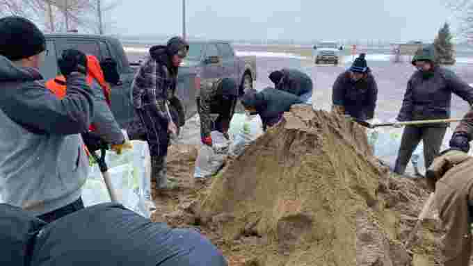Sandbag crews/Submitted by Tanya Mullin via CBC