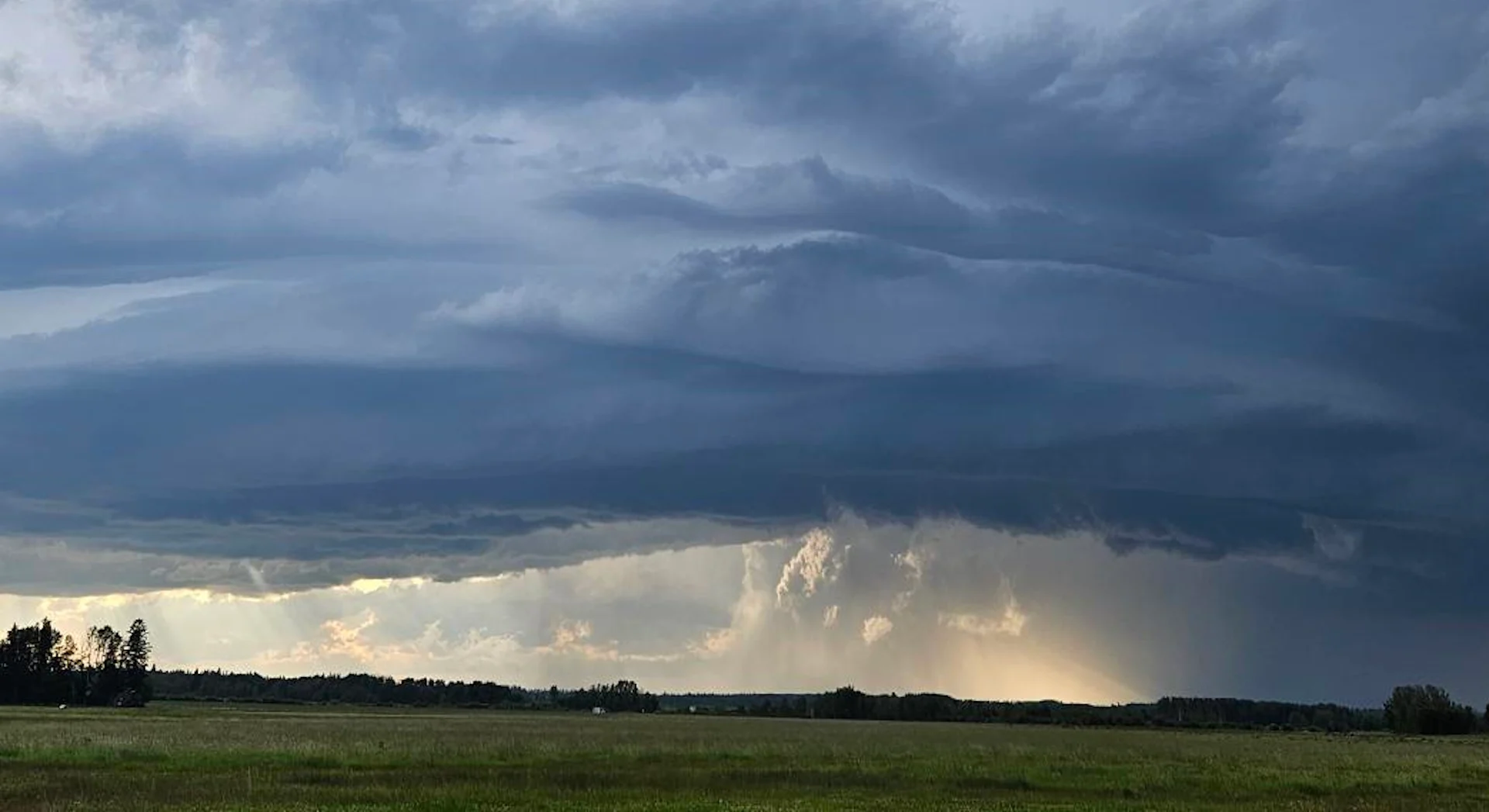 Severe thunderstorms pushing through Manitoba Sunday evening