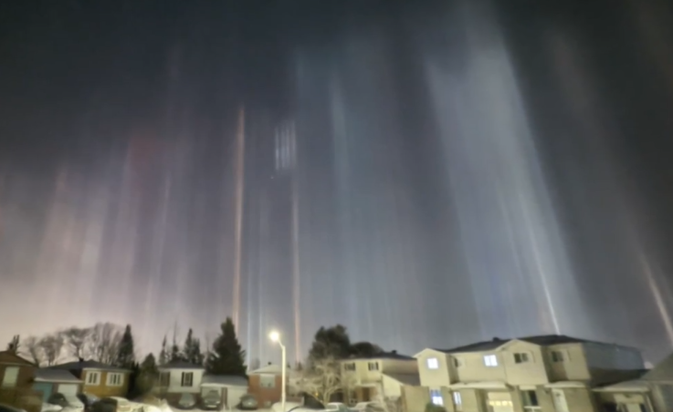 Weird and wonderful light pillars spotted in Whitby, Ontario