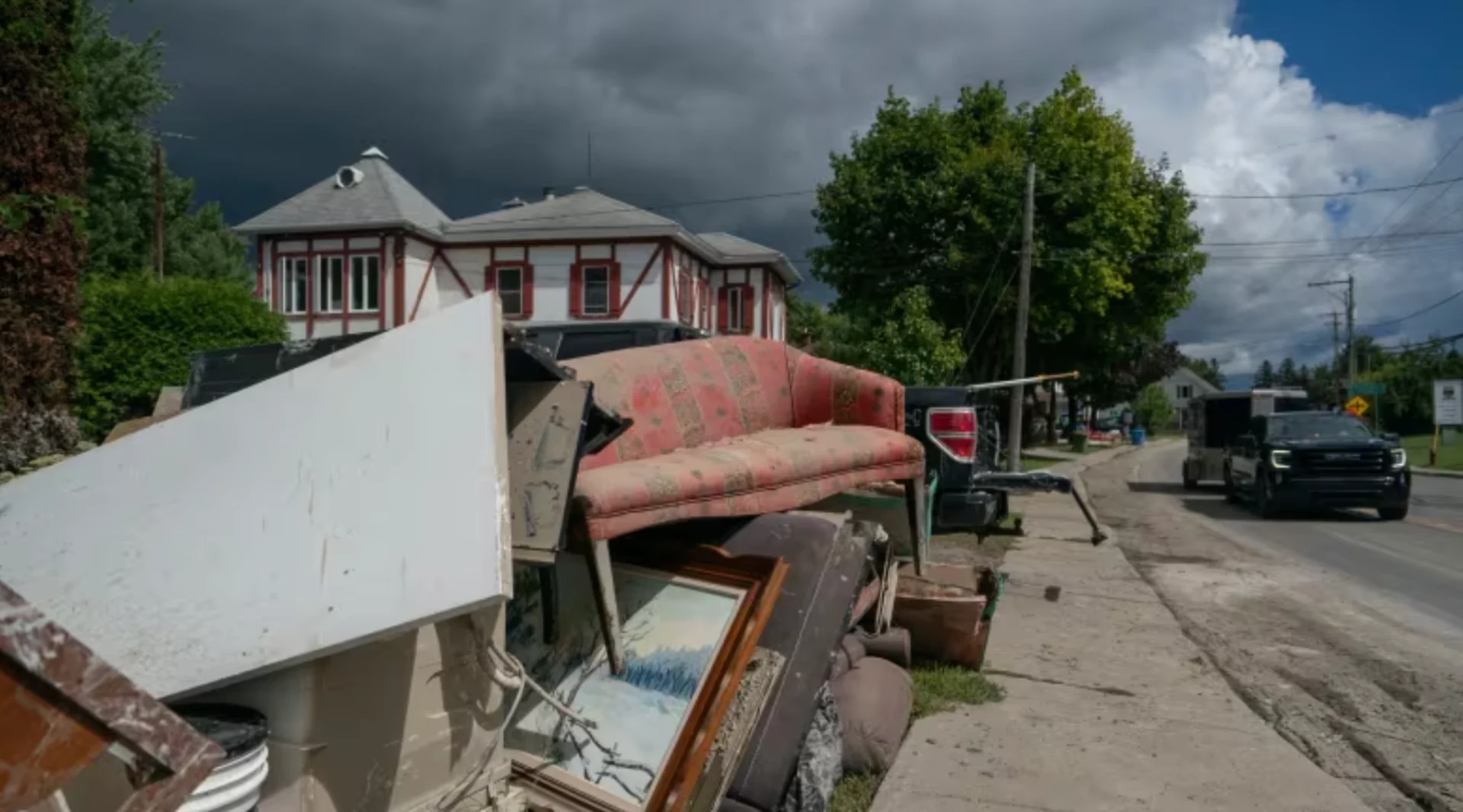 Flooding takes a toll on mental health. How Quebecers can help each other cope