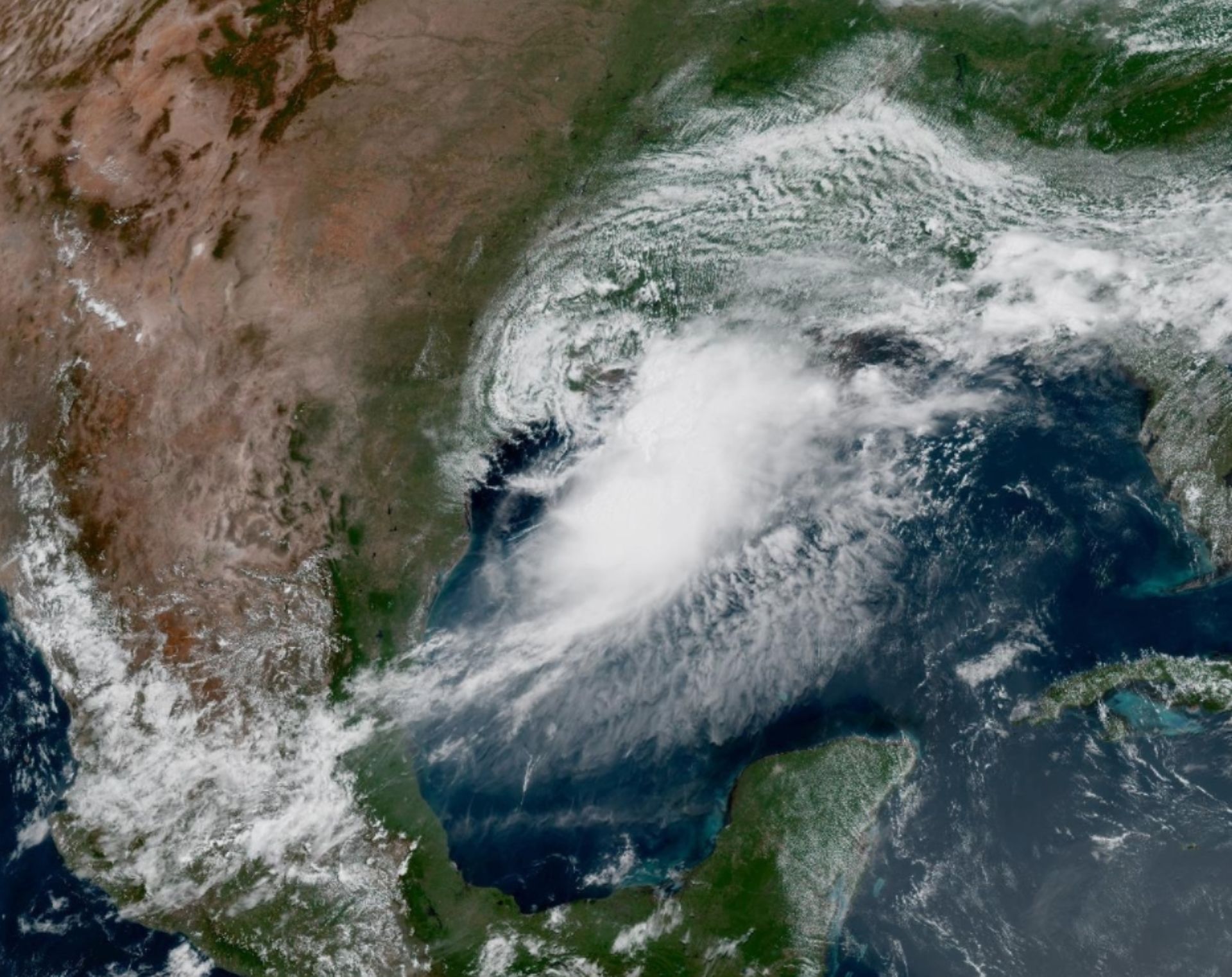Arthur slams U.S. Gulf states, leading to road closures, power outages