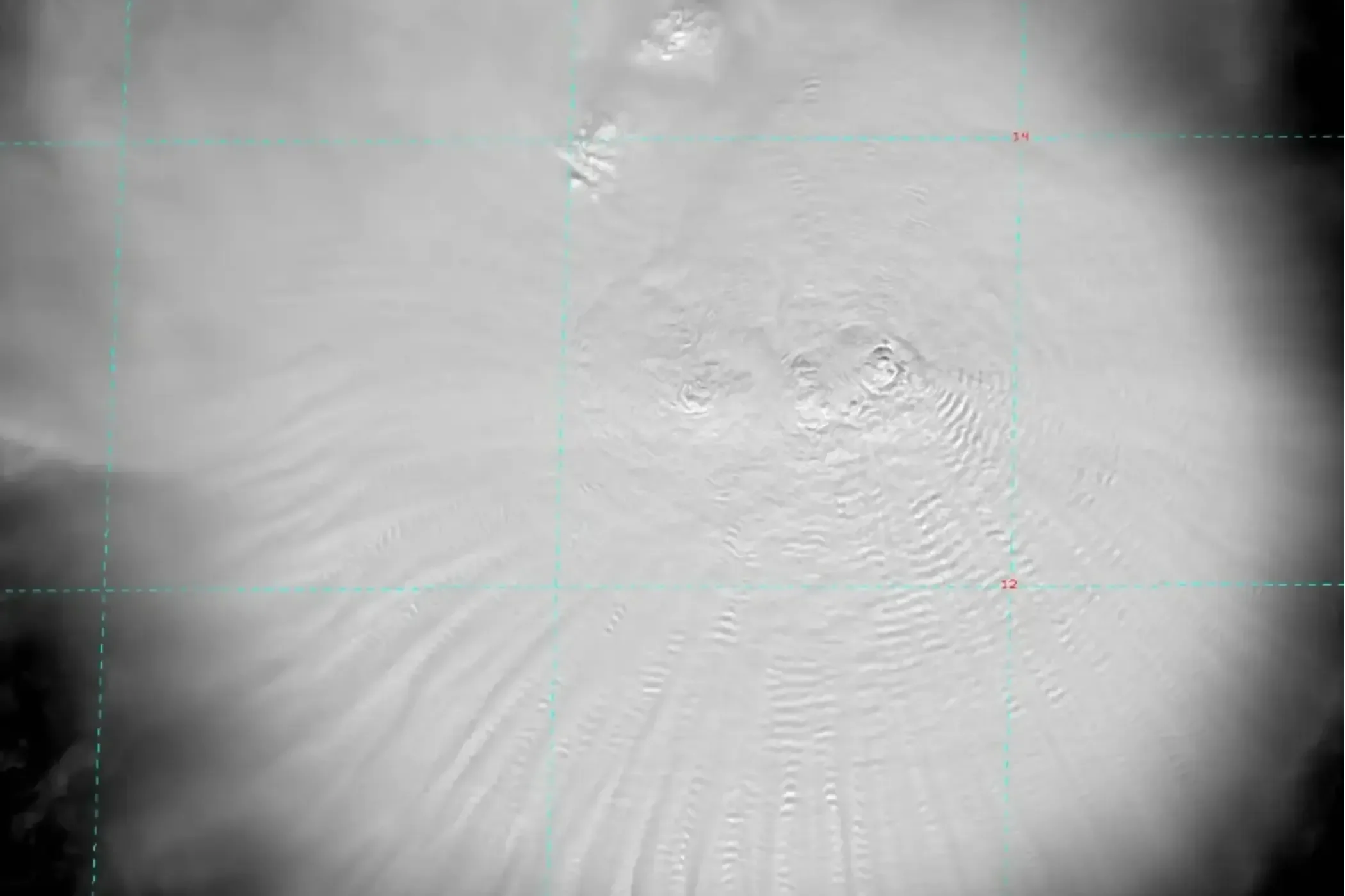 Vue du dessus d'un orage avec sommets protubérants du typhon Kammuri en 2018