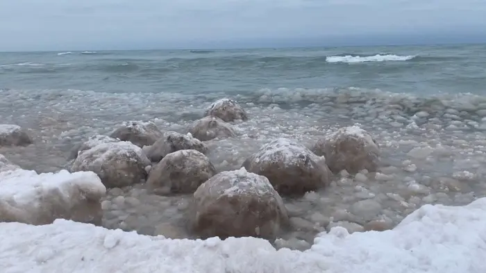 Ces étranges boules de glace envahissent un lac