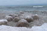 Ces étranges boules de glace envahissent un lac