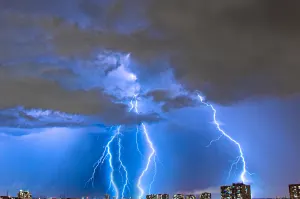 Lightning is more likely in polluted skies, new study finds 