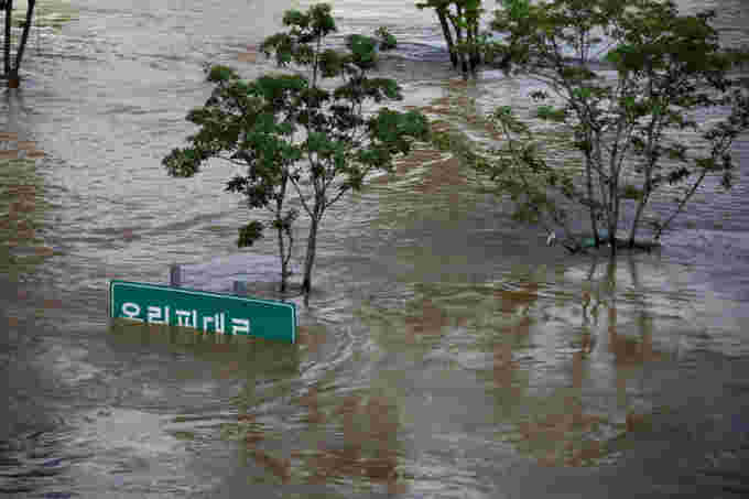 Reuters: A general view of the Han River Park submerged by torrential rain at Han river in Seoul, South Korea August 10, 2022. REUTERS/Kim Hong-Ji