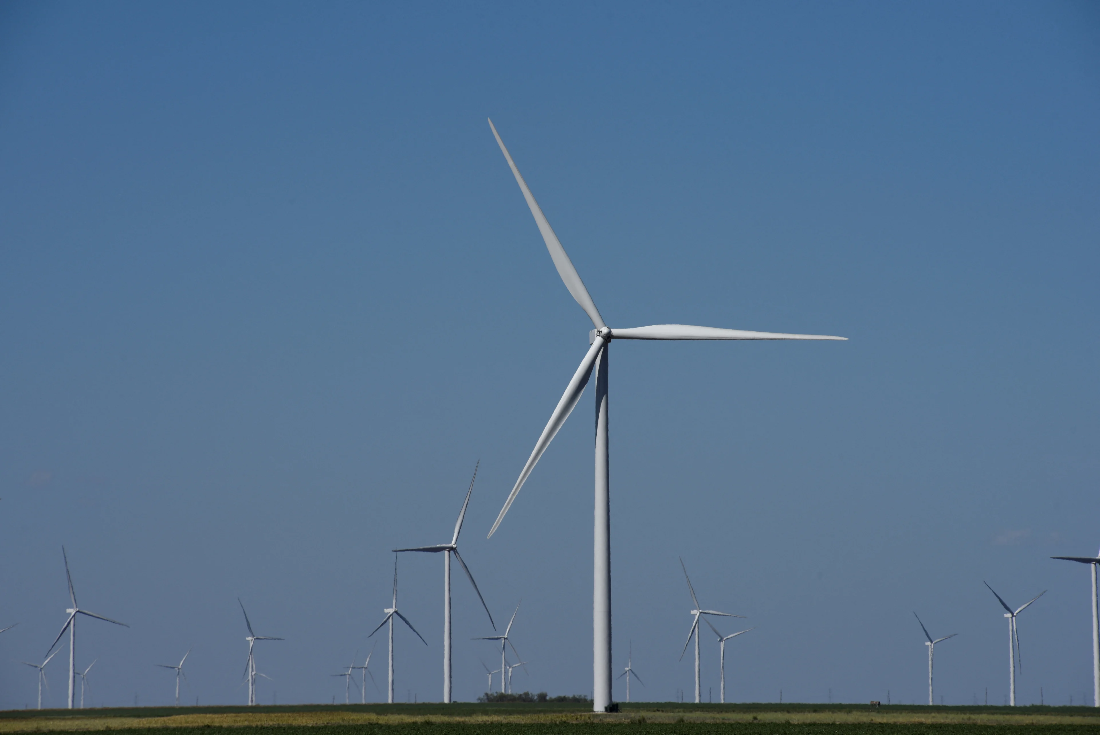 U.S. moves to link more wind and solar projects to electric grid