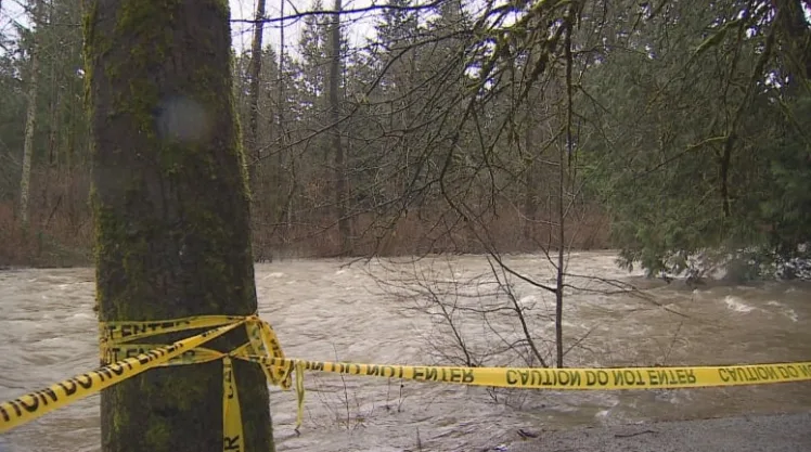 500 people trapped at B.C. ski resort after flooding, outages from rain