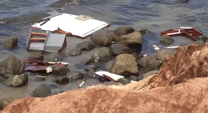 EN IMAGES : Une mer déchaînée réduit un bateau en miettes