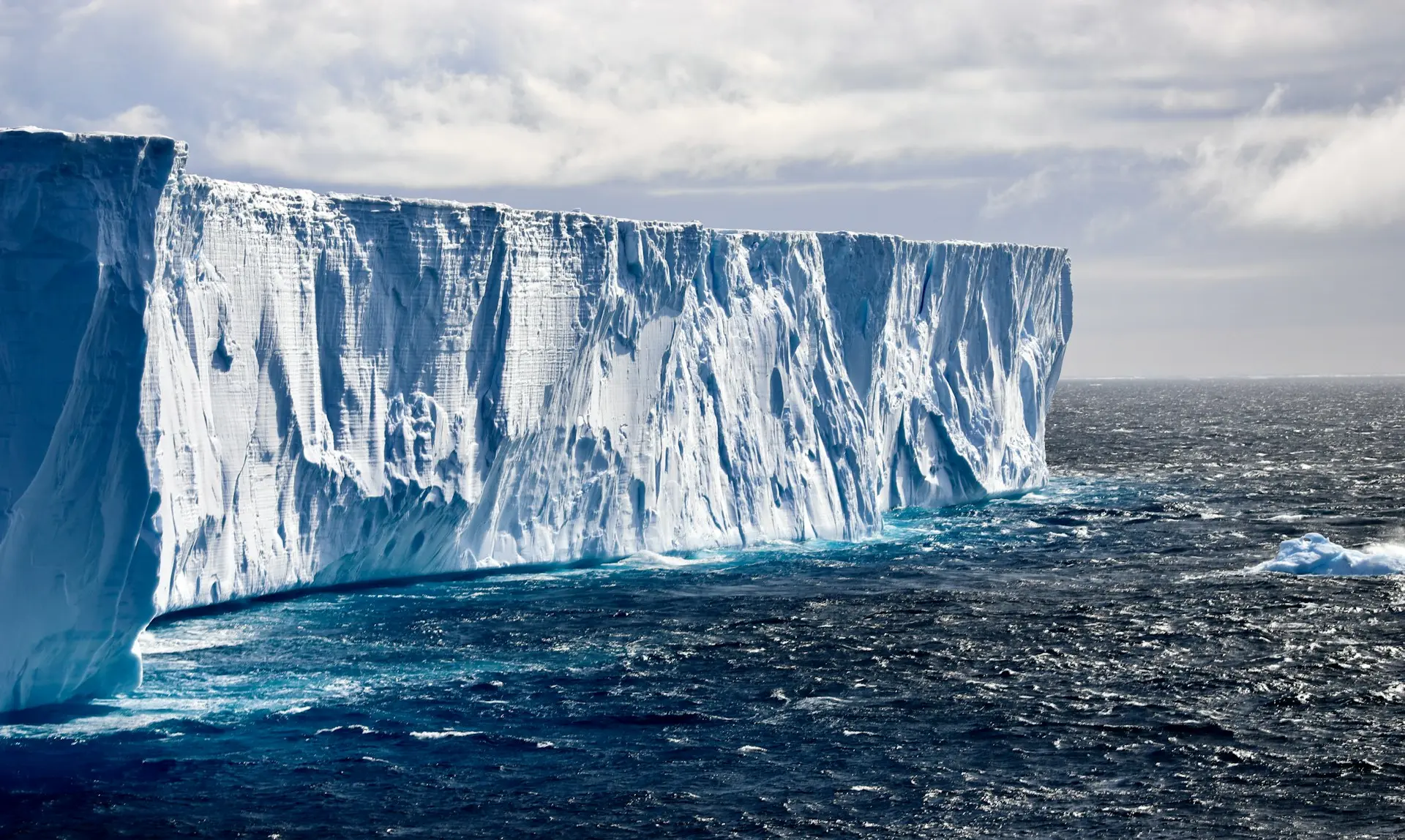 Le plus grand iceberg du monde est maintenant à la dérive