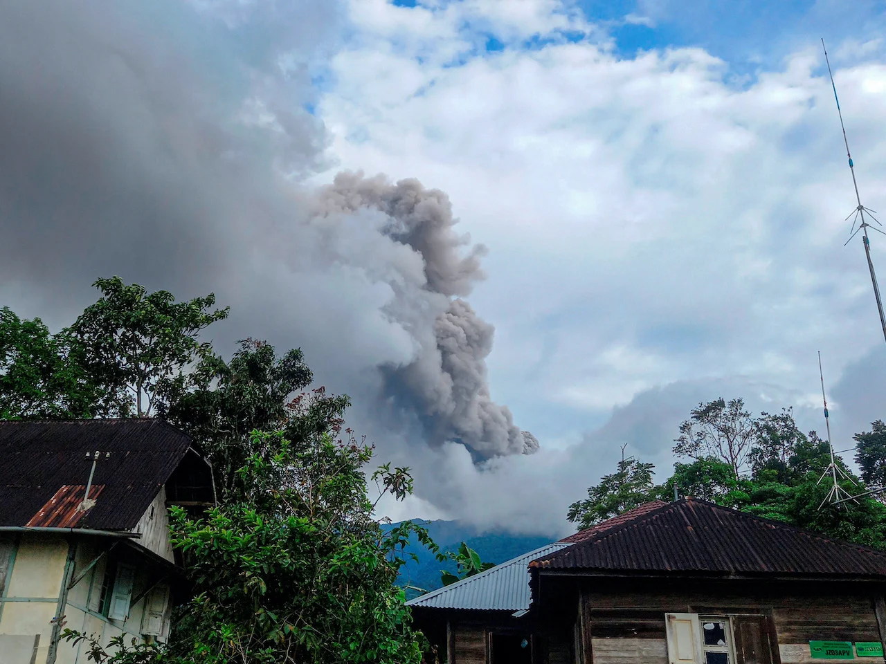 INDONESIA-VOLCANO/Antara Foto. Antara Foto/Septiyadi/via REUTERS