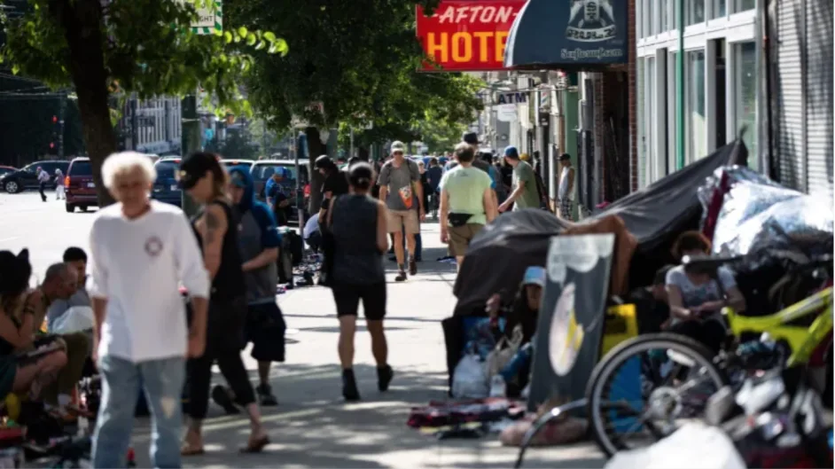 CBC: East Hastings Street in Vancouver’s Downtown Eastside in August 2019. Union Gospel Mission says volunteers will be handing out water, sunscreen and breathable clothing to people without shelter in the area. (Maggie MacPherson/CBC)