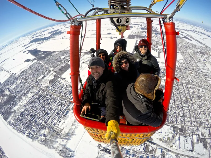 Des gens en montgolfière au Québec en février