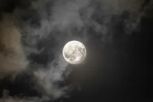 Une pleine lune remplie d'histoire qui va jouer à la cachette. Détails ici.
