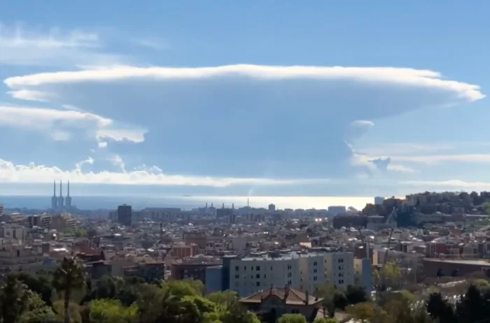 Un nuage en forme de parasol ? Explications ici.