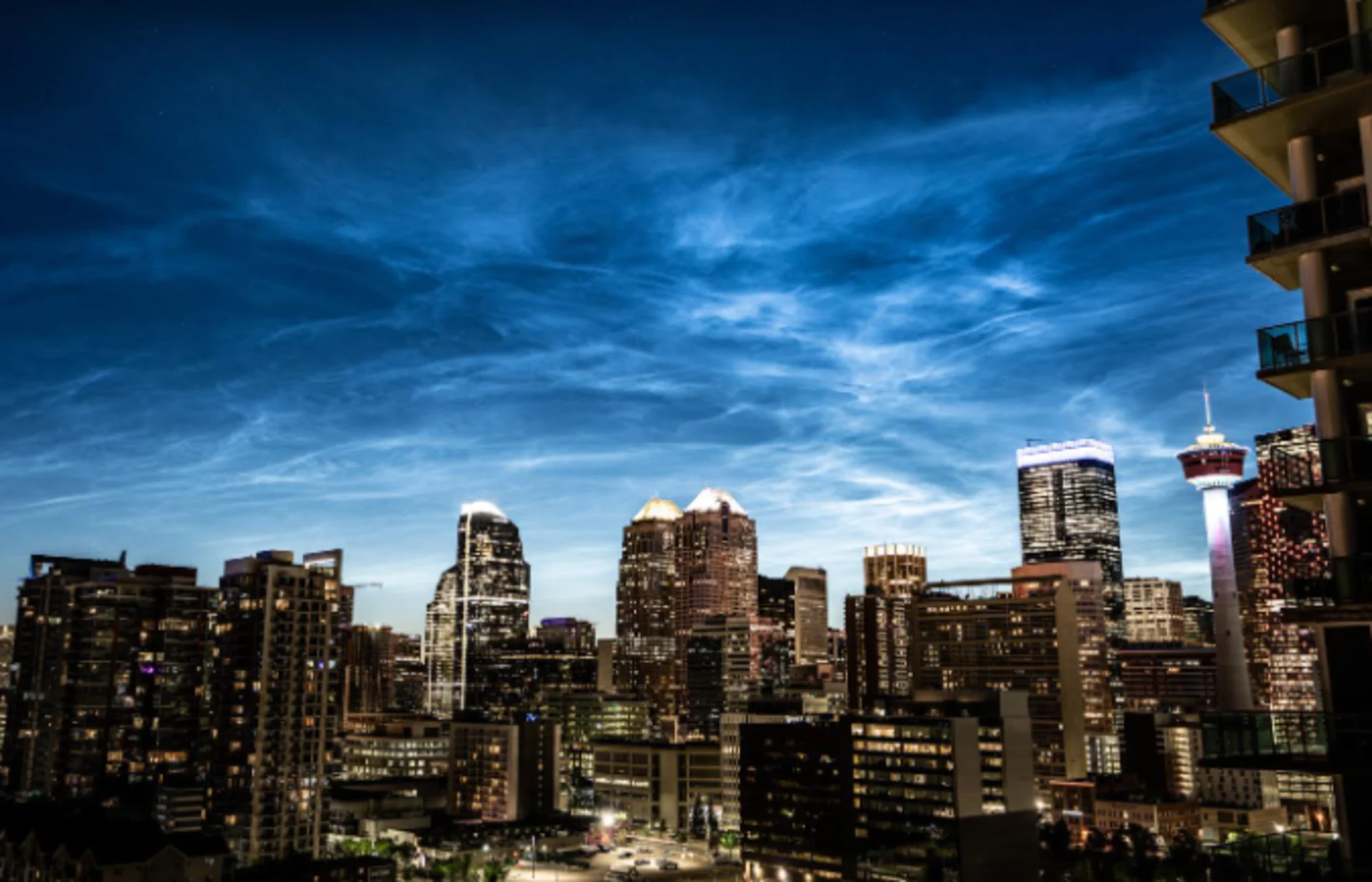 Coldest and highest clouds "on" Earth light up Calgary's night