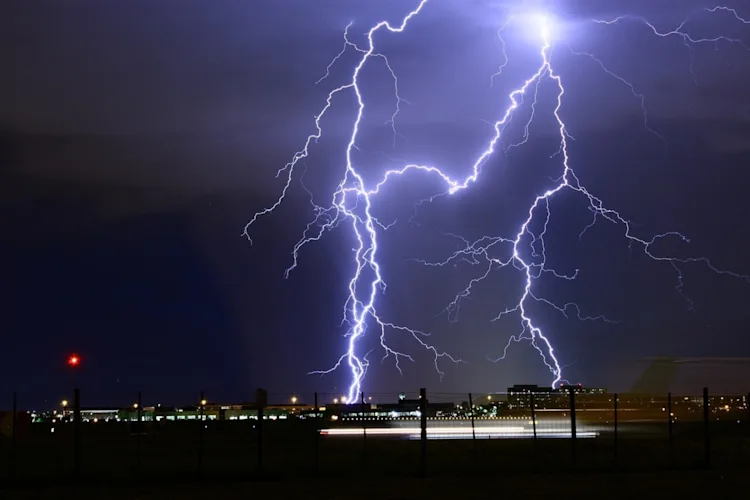 Safety Tips To Avoid A Lightning Strike During A Thunderstorm - The 