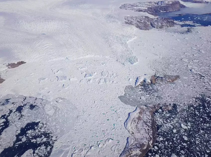 Part of the Greenland Ice Sheet terminating in the ocean as a glacier. (Baptiste Vandecrux/ GEUS)