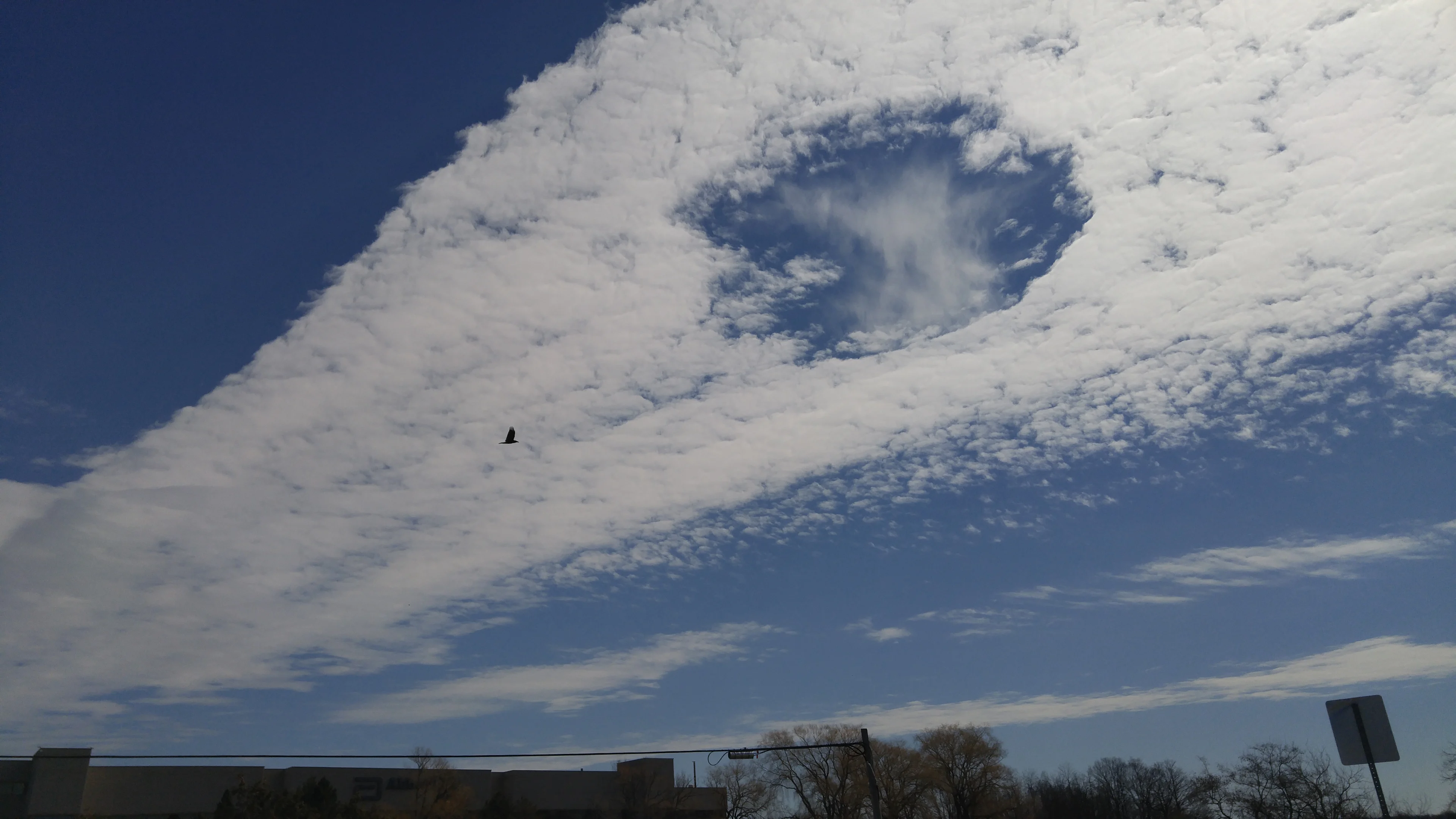 Phénomène extraordinaire : un trou mystérieux dans le ciel