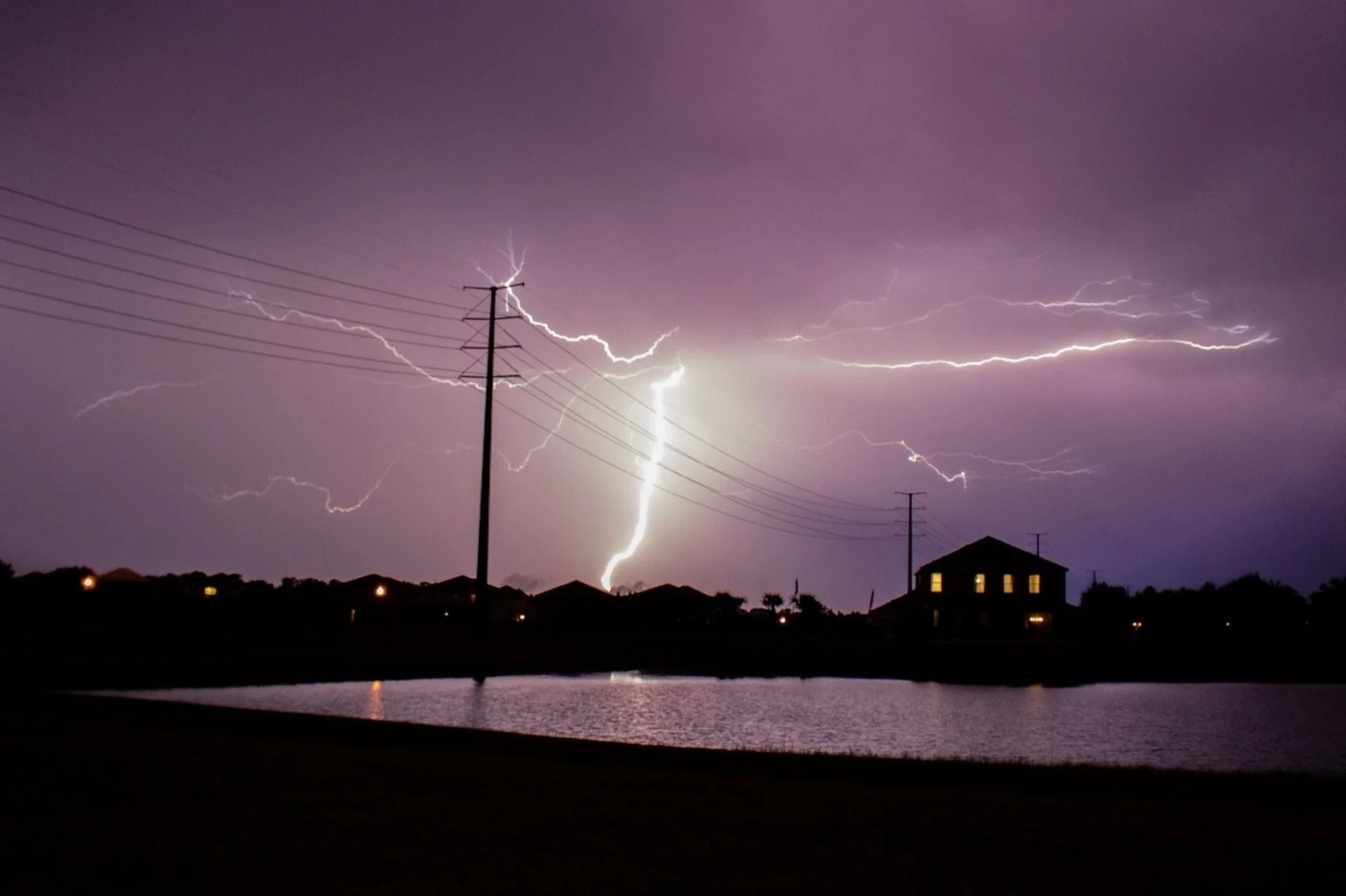 Une ligne d'orages violents de 1000 km fonce vers le Québec