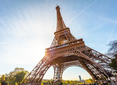 Unknown man climbs 300 m up Eiffel Tower, forces evacuation