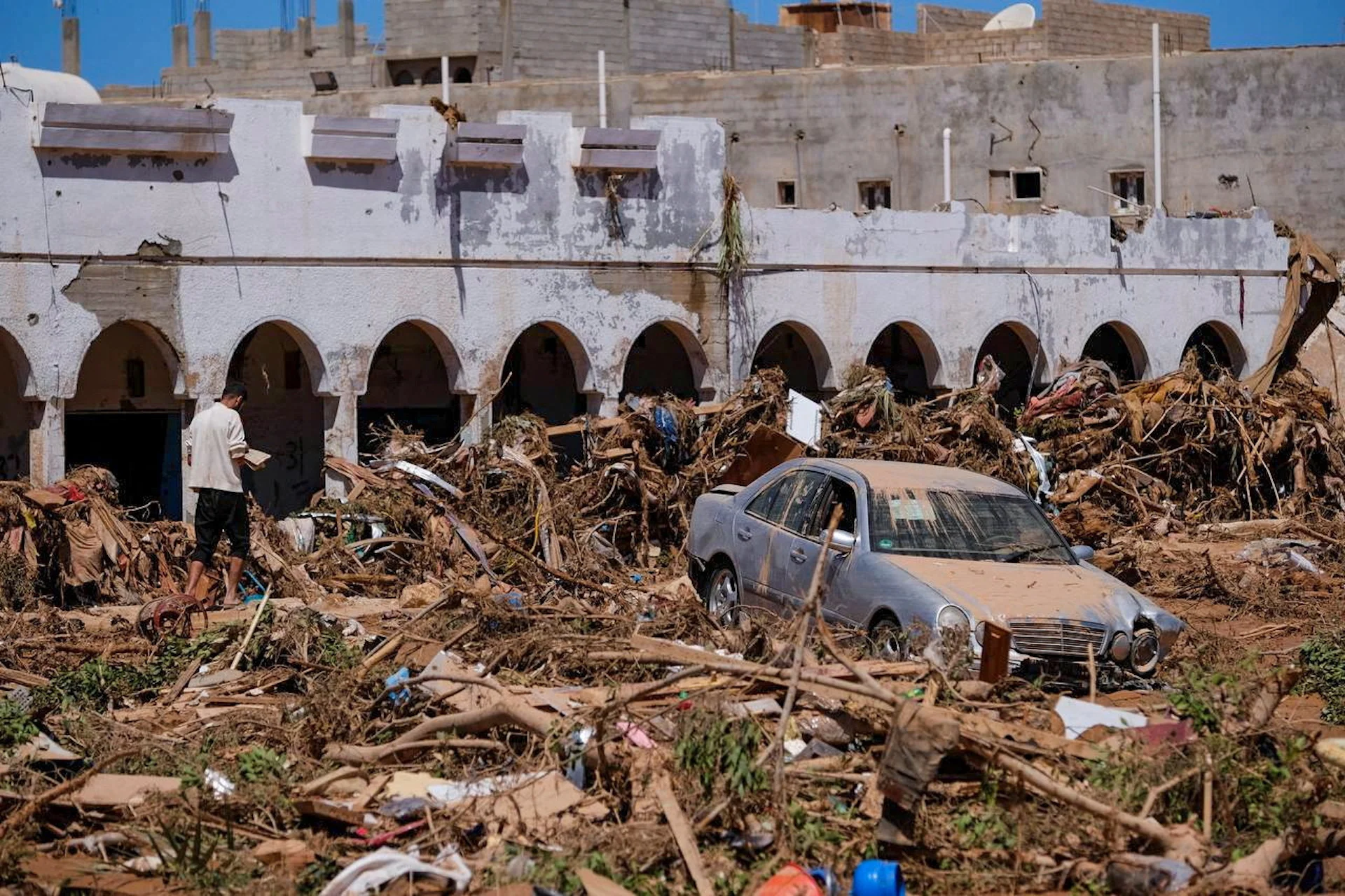 Catastrophic Libya flood kills thousands, relatives search for survivors