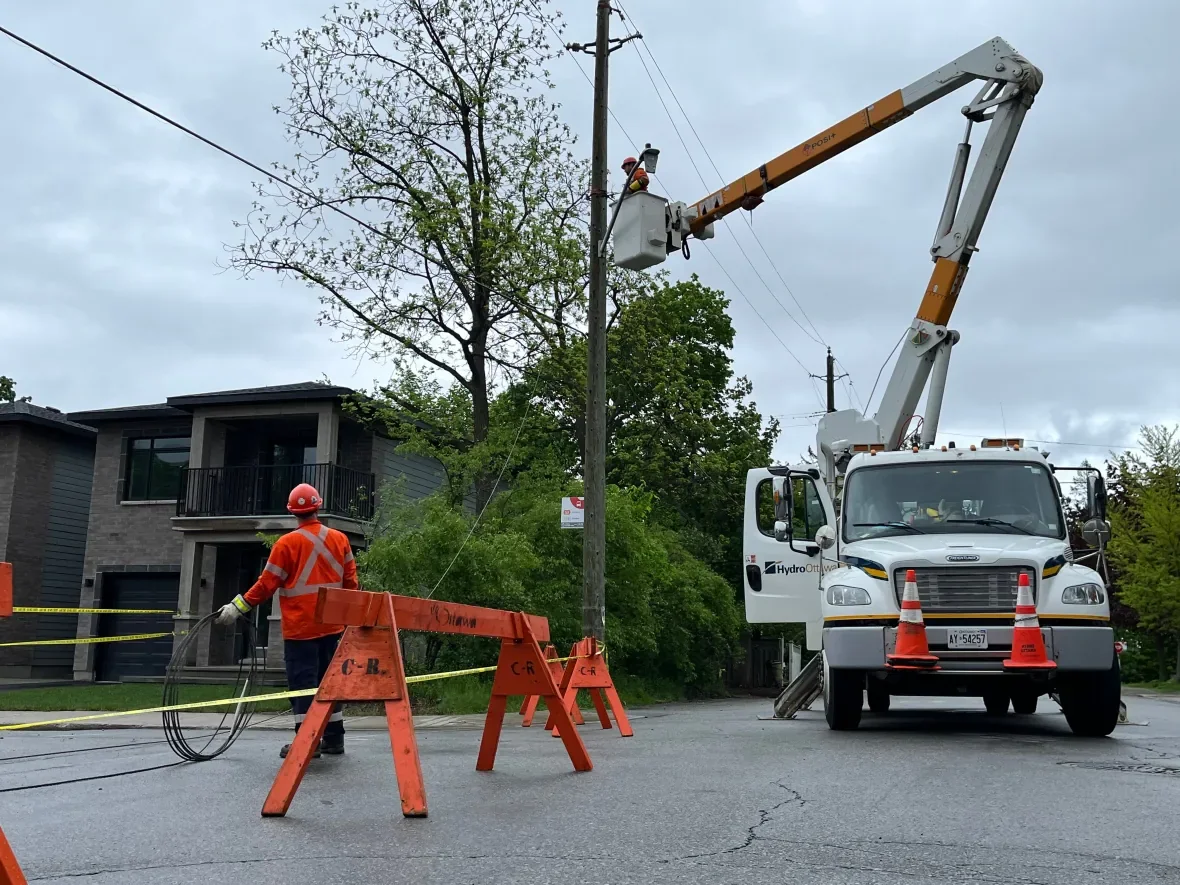 hydro-ottawa-power-restoring-storm-outage-carlington-crews