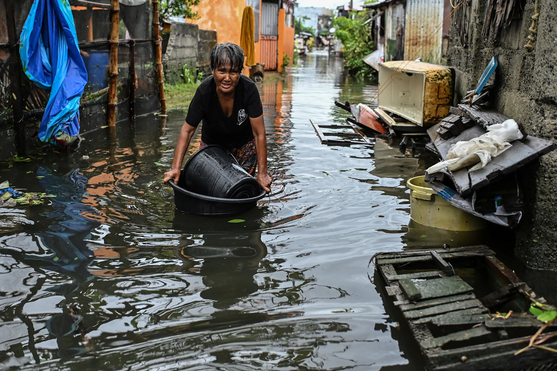 Reuters: A woman wades through a flooded alley after Typhoon Fung-wong hit Dagupan City, Pangasinan, Philippines, November 10, 2025. REUTERS/Noel Celis