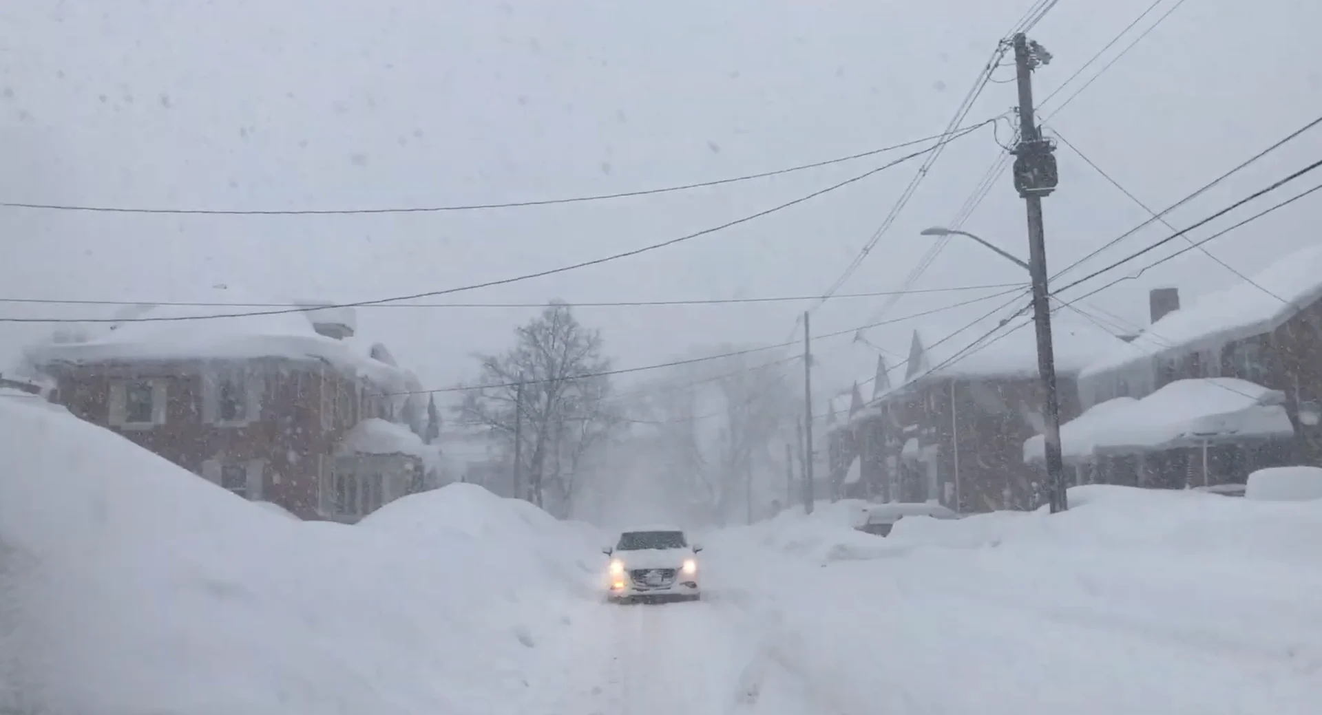 April Walking - UGC: Owen Sound, snowfall, snow mountain, lake-effect snow, winter storm, car driving on snow-covered road (Feb. 18, 2025) 2