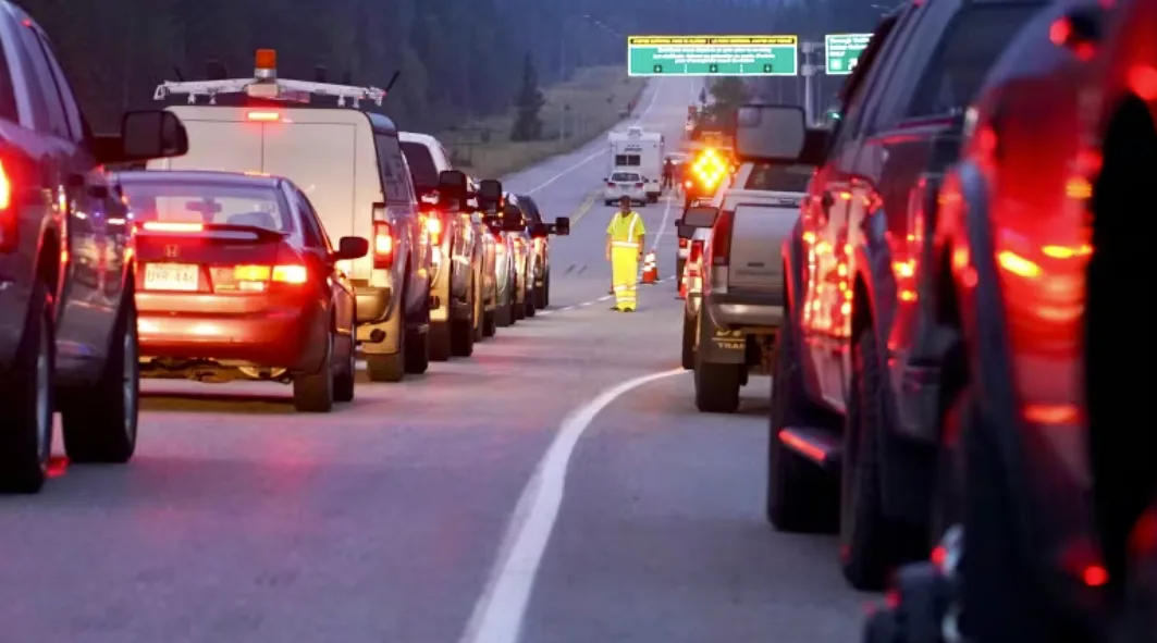 CBC: Vehicles line the highway outside the east gates to Jasper National Park Friday as re-entry to the community began for thousands of residents forced out by wildfire last month. (Emilio Avalos/Radio-Canada)