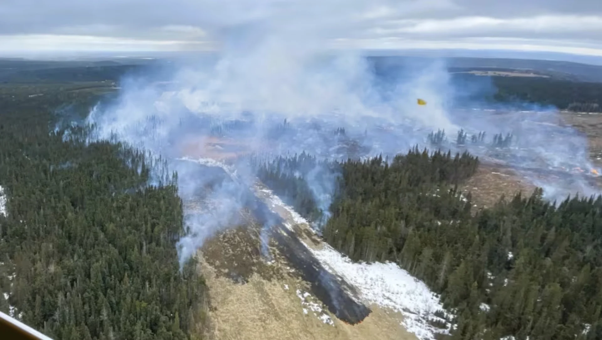 An aerial photo of a wildfire about 40 kilometres north of Edson, Alta./Alberta Wildfire via CBC