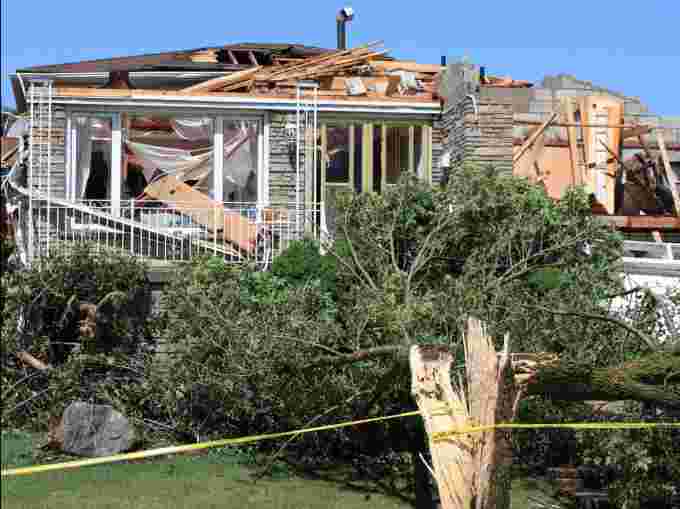 Wiki Creative Commons: Theonlysilentbob. Link: https://commons.wikimedia.org/wiki/Category:Southern_Ontario_Tornado_Outbreak_of_2009#/media/File:34_houston_rd_woodbridge_tornado_damage.JPG