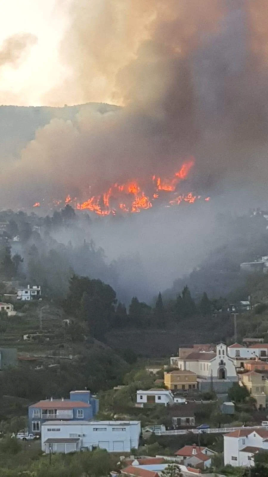 SPAIN-WILDFIRE/1-1-2 Canarias via Twitter/Handout via REUTERS