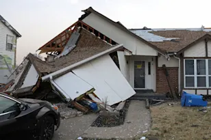 Tornadoes strike US South, killing 14 people