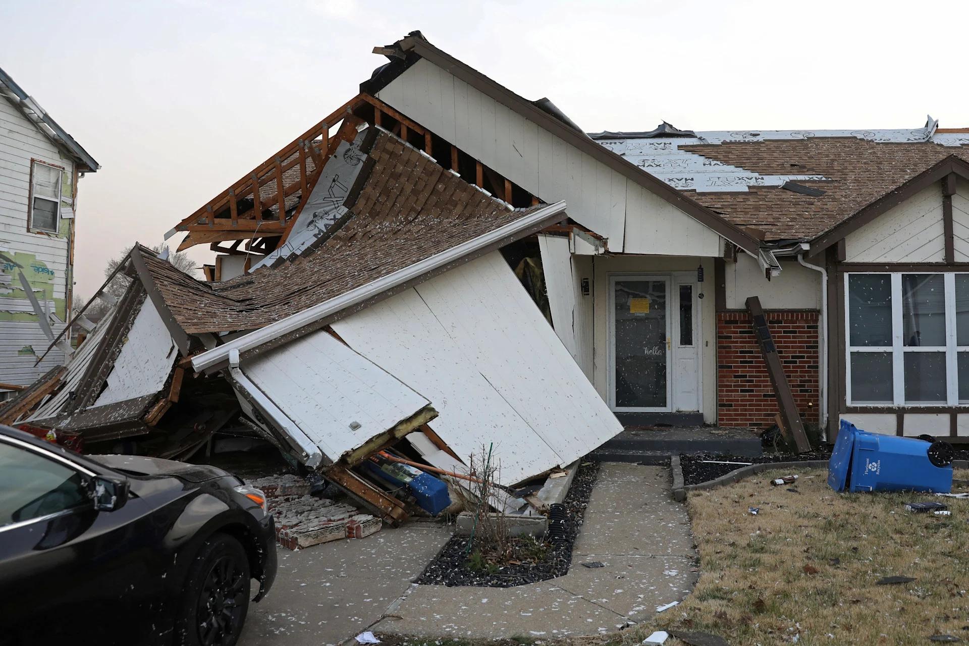 Tornadoes strike US South, killing 14 people
